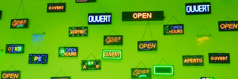beeld van beelden met internationale lichtreclames met het woord open