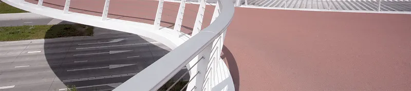 beeld van een weg die door een fietsbrug wordt overspannen