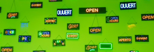 beeld van beelden met internationale lichtreclames met het woord open